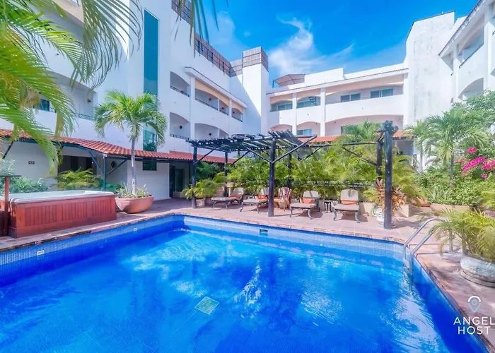 Ideal Group Getaway 4 Blocks To The Beach & Pool